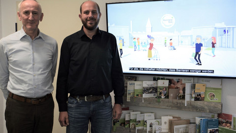 Bernhard Pilgram (links im Bild) und Marc Brüggemann (rechts) vom Projektteam "Barrierefrei im Sauerland"