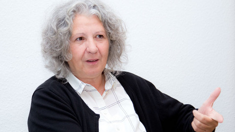 Das Bild zeigt ein Porträt von Gabriele Olbrich-Steiner.