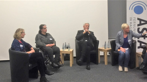 Das Bild zeigt das Podium mit Expertinnen und Experten, die zum Thema Persönliches Budget diskutieren.