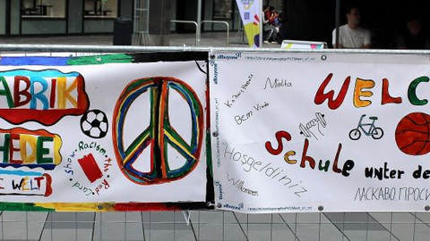Ein buntes Tuch mit der Aufschrift Welcome