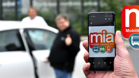 Beispiel für die mia app- ein junger Mann hat per Smartphone eine Mitfahrgelegenheit gefunden