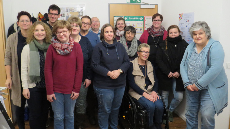 Das Foto zweigt die Teilnehmerinnen und Teilnehmer des Seminars zur Leichten Sprache in Olpe. Das Foto zweigt die Teilnehmerinnen und Teilnehmer des Seminars zur Leichten Sprache in Olpe.