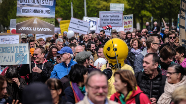 Menschen protestieren für eine inklusive Gestaltung unserer Lebenswelt.