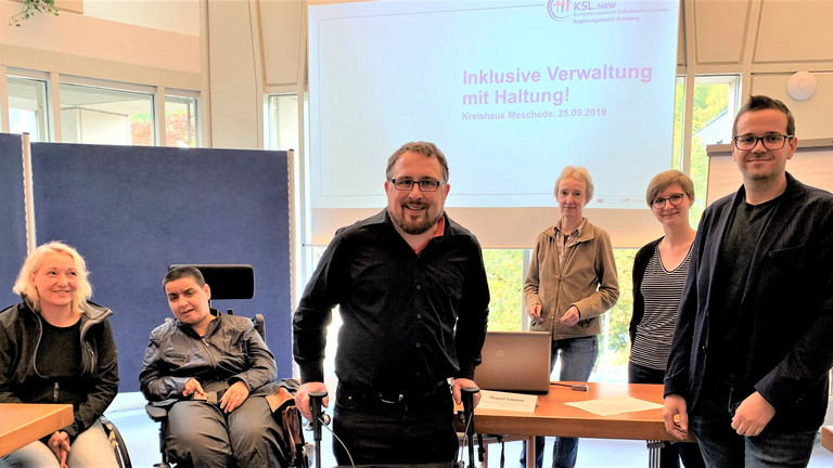 Unser Bild zeigt in der Mitte stehend den Referenten Manuel Salomon. Links daneben sind Stephanie Tillmann und Zorica Stiewe. Rechts neben dem Referenten steht Christian Rademacher. Im Hintergrund stehen die Workshop-Teilnehmerinnen Susi Bogen und Rita Schneider. Foto: HSK