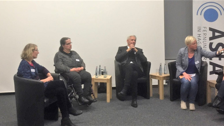 Das Bild zeigt das Podium mit Expertinnen und Experten, die zum Thema Persönliches Budget diskutieren.
