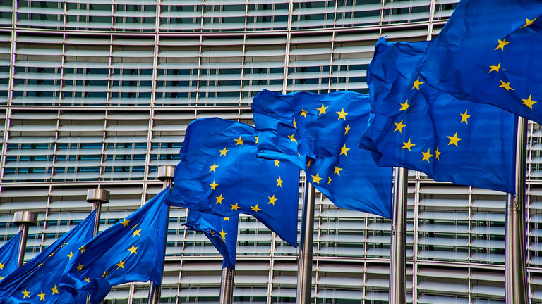 Das Bild zeigt Flaggen der Europäischen Union in Brüssel. Das Bild ist von NakNakNak auf pixabay