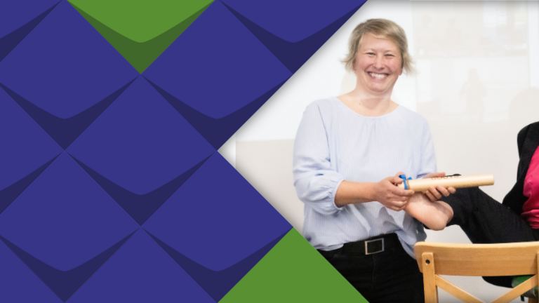 Prof. Dr. Theresia Degener übergibt symbolisch den Staffelstab bei BODYS an Dr. Kathrin Römisch.