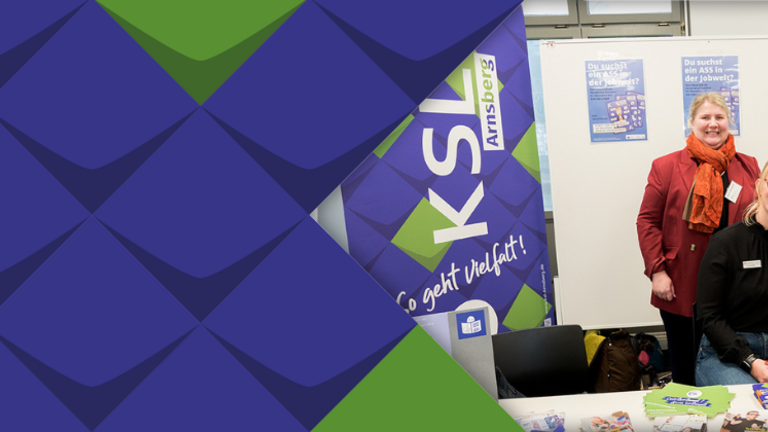 Julia Hauffen (vorne li) am Stand der KSL. Hinten li: Maren Zebrowski, hinten rechts Michael Kalthoff-Mahnke, vorne rechts Andreas Tintrup.