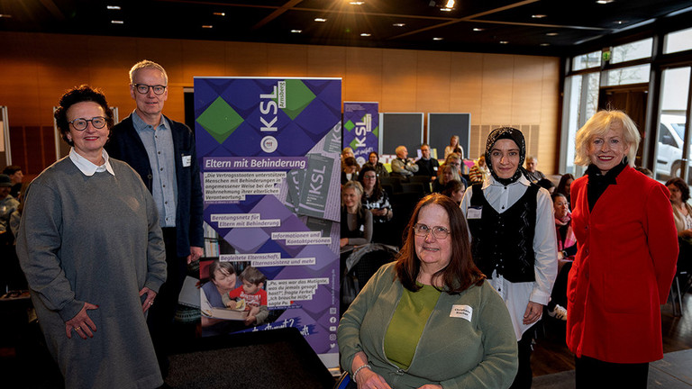 achtag im Gerd-Bucerius-Saal Hamm Kooperation der KSL.NRW mit der Stadt Hamm. vl.: Dr. Britta Obszerninks (Dezernentin: Bildung, Familie, Jugend und Soziales),  Frank Schulte (Amtsleiter: (Amt für Soziales, Wohnen und Pflege), Christiane Rischer (KSL Arnsberg), Sema Olukcu (Inklusionsbeauftragte der Stadt Hamm), Monika Simshäuser (Bürgermeisterin der Stadt Hamm)