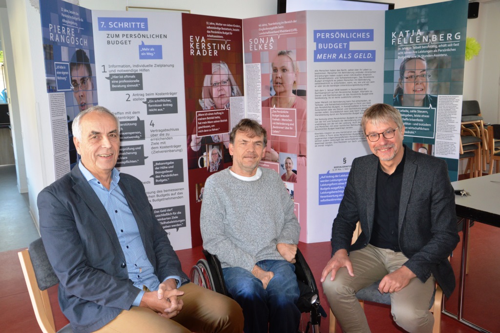 Auf dem Bild sind von links zu sehen: Michael Keeve und Heinz-Werner Einhaus, Forum:Inklusion, und Michael Kalthoff-Mahnke, KSL Arnsberg