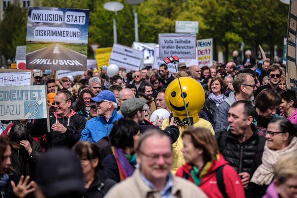 Menschen protestieren für eine inklusive Gestaltung unserer Lebenswelt.