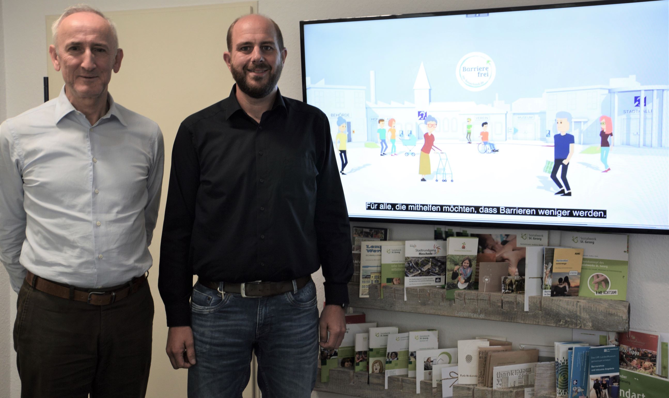 Bernhard Pilgram (links im Bild) und Marc Brüggemann (rechts) vom Projektteam "Barrierefrei im Sauerland"