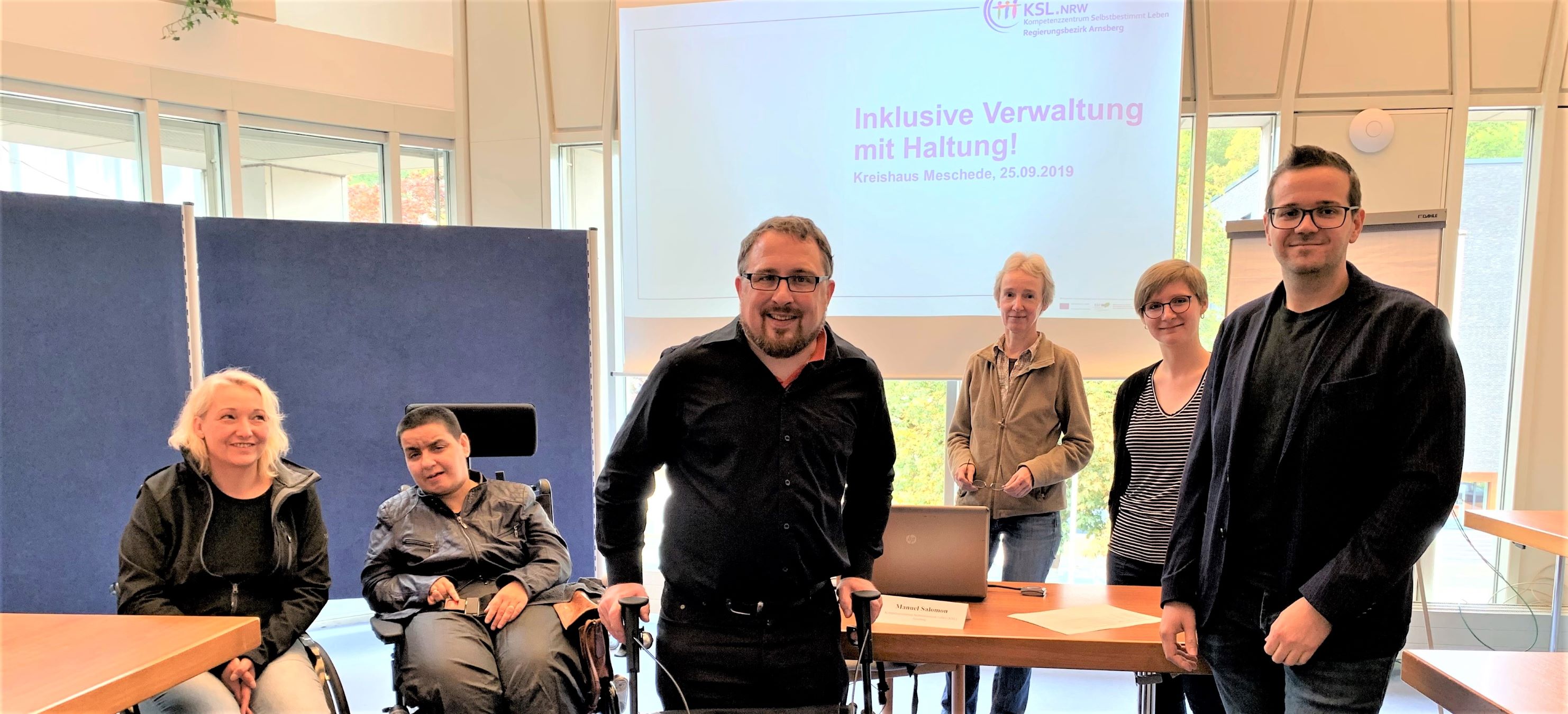 Unser Bild zeigt in der Mitte stehend den Referenten Manuel Salomon. Links daneben sind Stephanie Tillmann und Zorica Stiewe. Rechts neben dem Referenten steht Christian Rademacher. Im Hintergrund stehen die Workshop-Teilnehmerinnen Susi Bogen und Rita Schneider. Foto: HSK