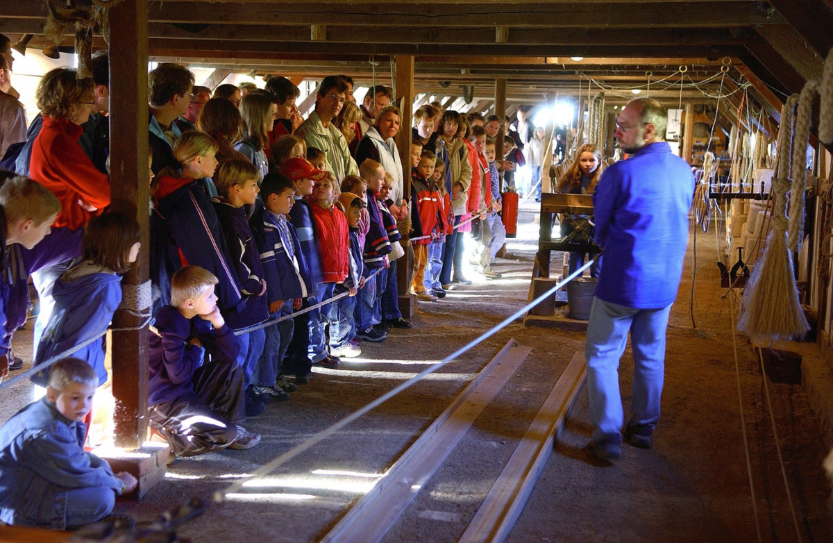 Das Bild zeigt eine Besuchergruppe in der Seilerei des LWL-Museums Hagen.