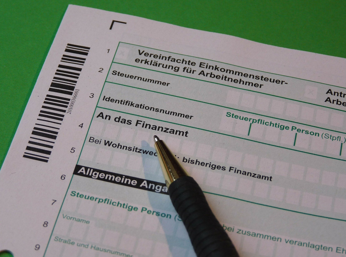 Das Bild zeigt das Formular für die Einkommenssteuererklärung und einen Stift.