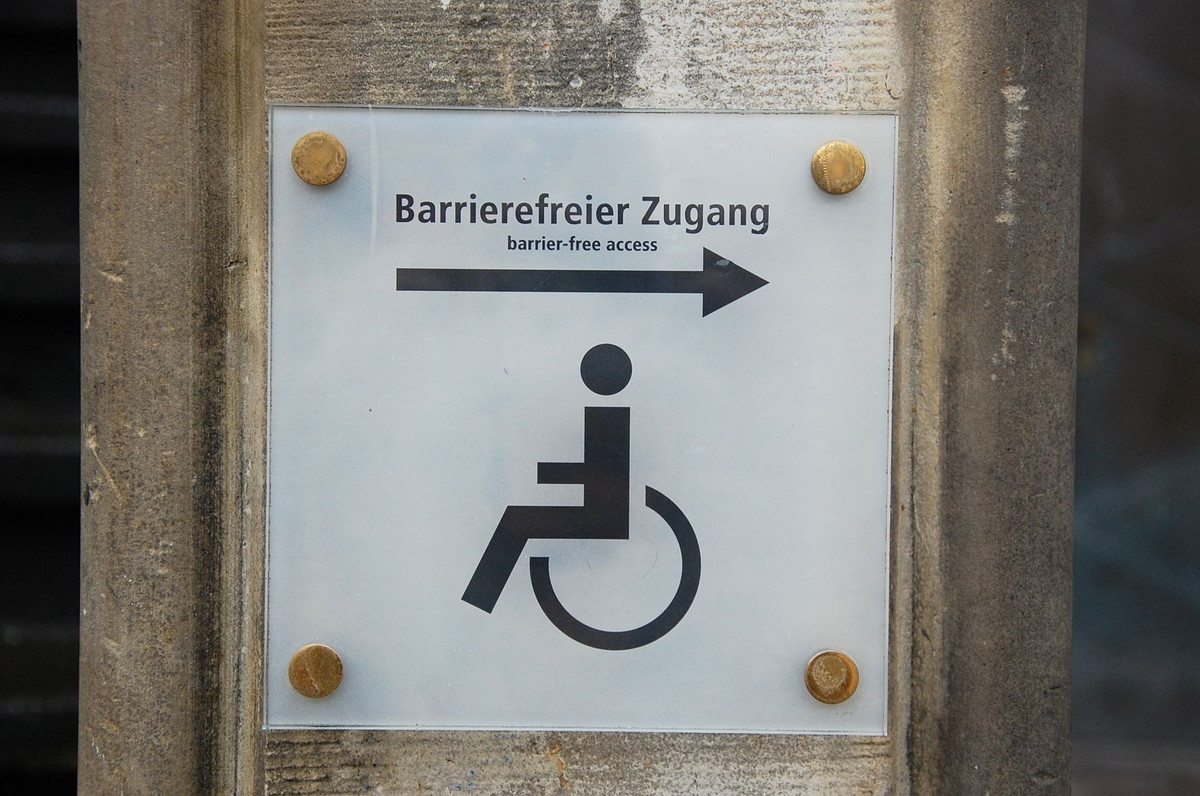 Schild  mit der Aufschrift Barrierfreier Zugang