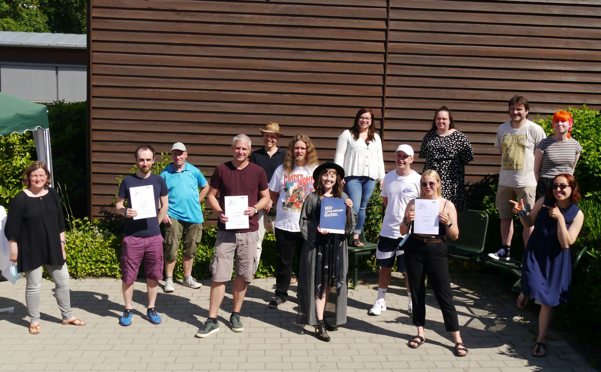 Das Foto zeigt die Absolventen des Studiengangs. Sie halten ihre Zertifikate Teilhabeberatung in Händen.