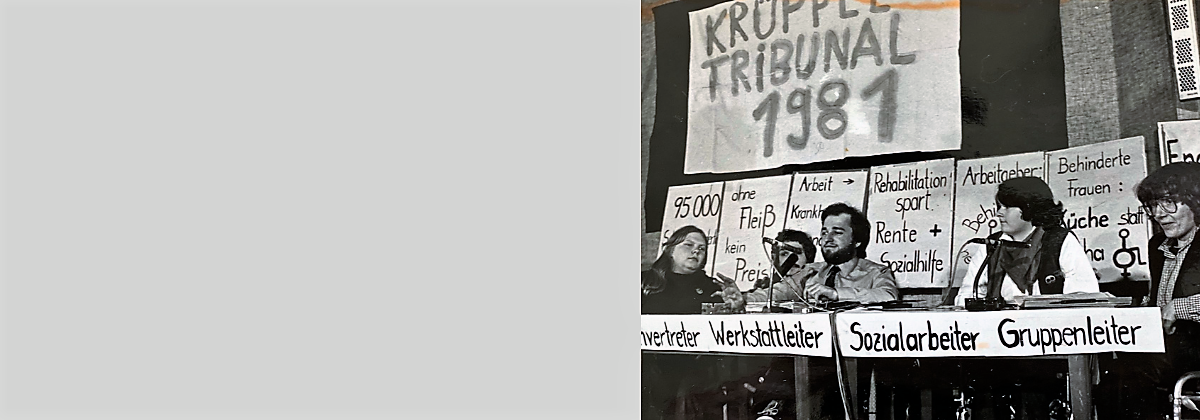 Das Foto zeigt das Podium des Krüppeltribunals. Es fand am 13. Dezember 1981 in Dortmund statt.