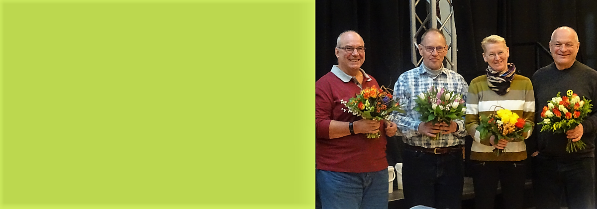 Das Foto zeigt die Vorstandsmitglieder des Vereins Politisch Selbstbestimmt Leben NRW. Es sind von links nach rechts Gerhard Naschke (2. stellvertretender Vorsitzender), Wolfgang Bennewitz (Vorsitzender), Antje Baukhage (1. stellvertretende Vorsitzende), Emanuel Stadler (Schatzmeister).