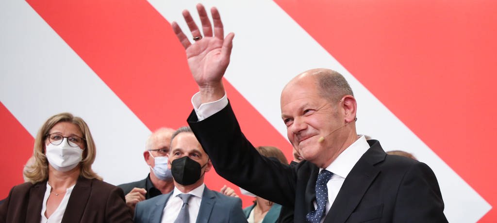 Olaf Scholz hebt die rechte Hand | © dpa Bildfunk, picture alliance/dpa | Wolfgang Kumm