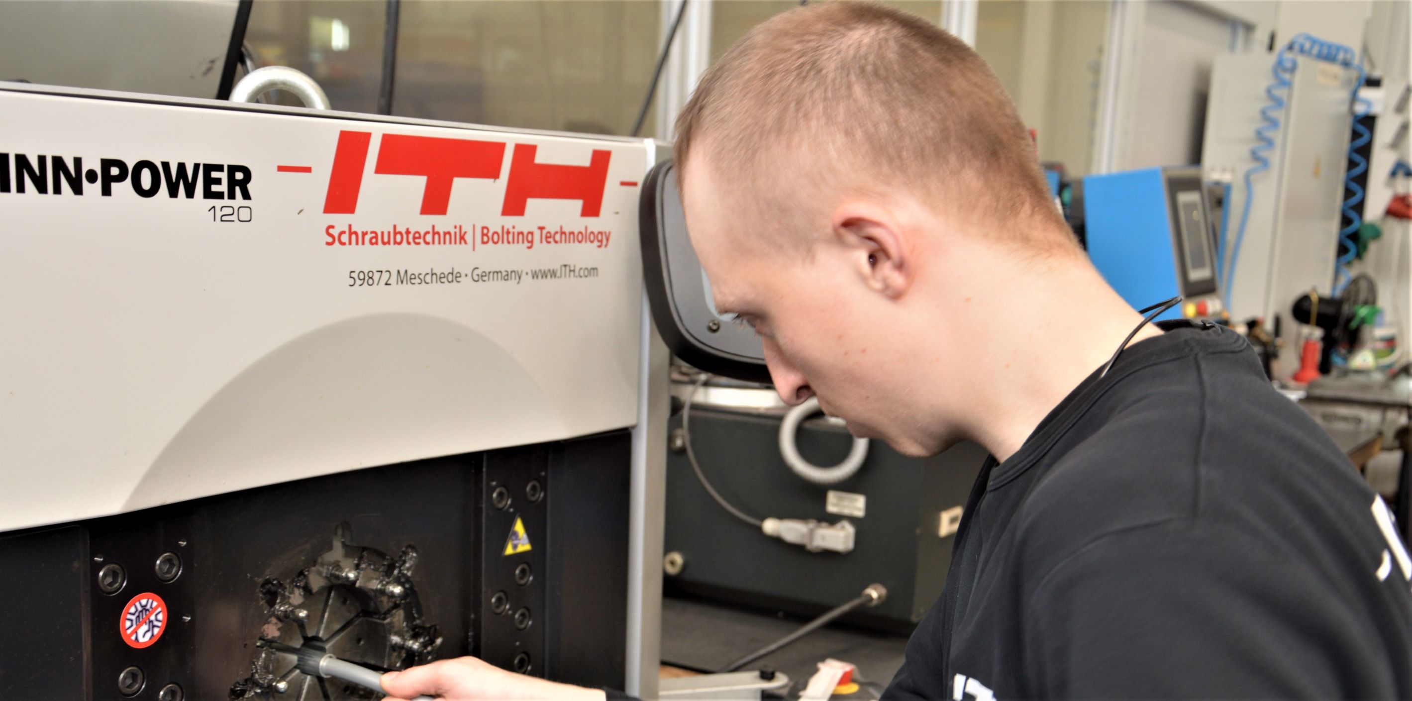 Das Bild zeigt Jan-Peter Lübke an seinem Arbeitsplatz bei ITH Schraubtechnik.