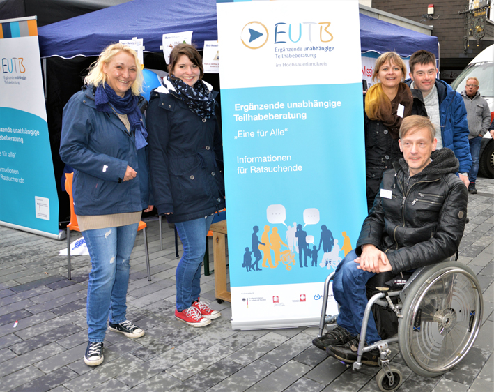 Das Team der EUTB Hochsauerlandkreis: von links Stephanie Tillmann, Angela Danne-Pasche, Nadine Gebauer, Benjamin Wulf und Daniel Albers. Foto: kalthoff-mahnke